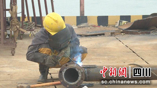 焊接搶工期。朱安康攝