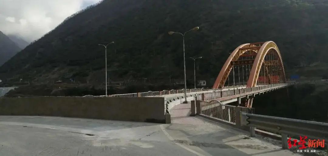 突發(fā)！四川甘孜州瀘定縣大渡河大橋橋面產(chǎn)生裂縫斷道