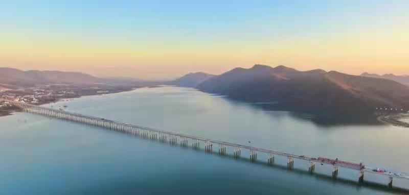全長(zhǎng)2920米！河南西淅高速段張灣特大橋單幅貫通