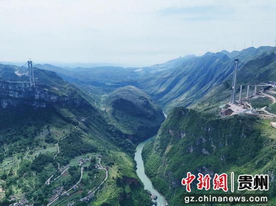 建設中的花江峽谷大橋。